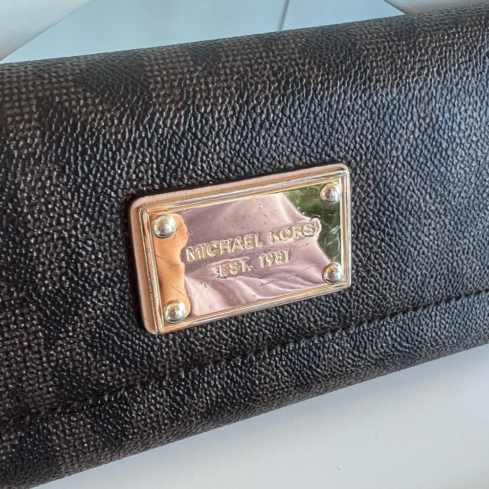 Michael Kors Wallet with Cheque Book and Pen - Picture 4 of 9